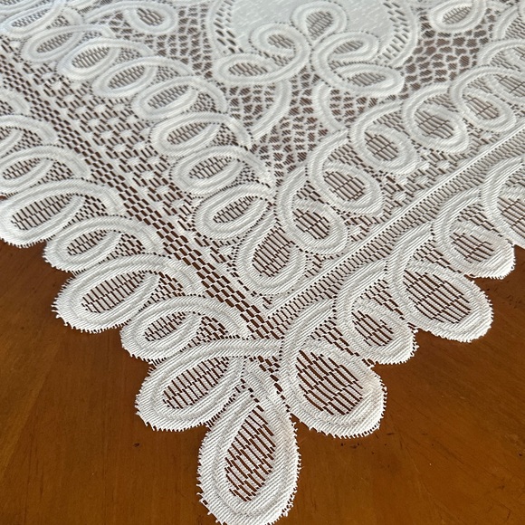 NWOT Elegant White Lace Tablecloth - Picture 6 of 7